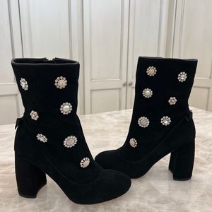 Gorgeous sequined fashion boots, size 5